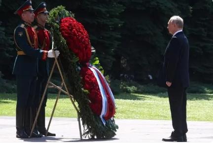 俄卫国战争83周年留念日，普京向无名义士墓献花  第1张