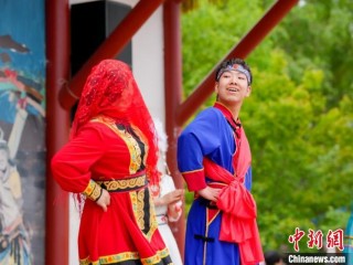 黑龙江同江：赫哲族“乌日贡”节引中外游客打卡围观