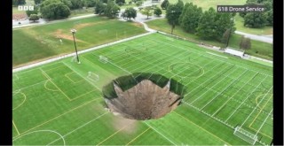 美国伊利诺伊州一球场突然塌陷 形成9米深大坑(图)