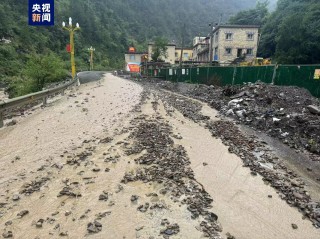 降雨引发泥石流 造成国道G318线四川雅江段断道
