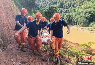 福建龙岩：丛林消防声援人员转变受困者