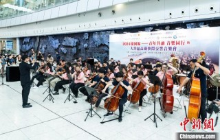 香港西九龙高铁站上演庆回归快闪音乐会