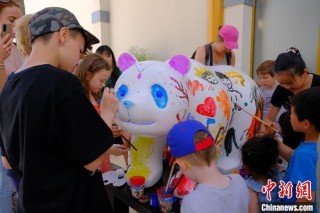 “中国彩绘熊猫展”活动在比利时天堂动物园举行