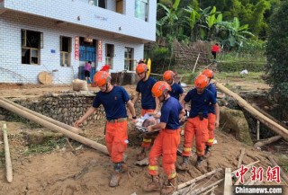 福建龙岩：丛林消防声援人员转变受困者